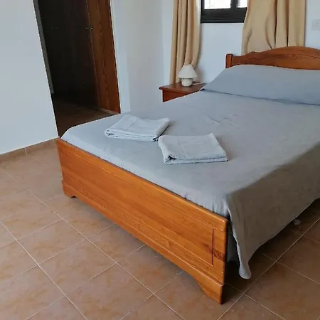 Spacious 3 Bedroom Private Pool Vilă Paphos