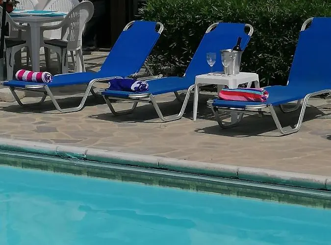 Spacious 3 Bedroom Private Pool パ フォス