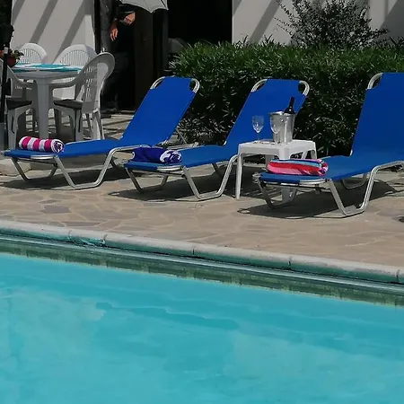 Spacious 3 Bedroom Private Pool 파포스