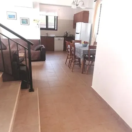 Spacious 3 Bedroom Private Pool 파포스